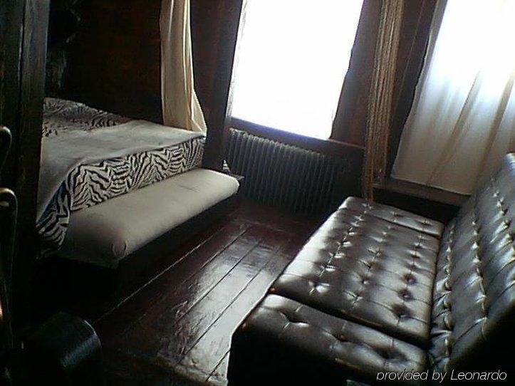 Celebrities Hotel Montreal Room photo
