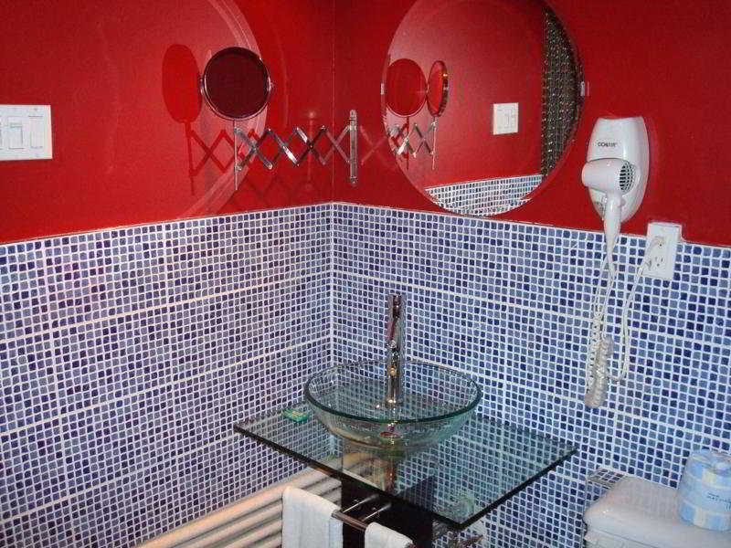 Celebrities Hotel Montreal Room photo