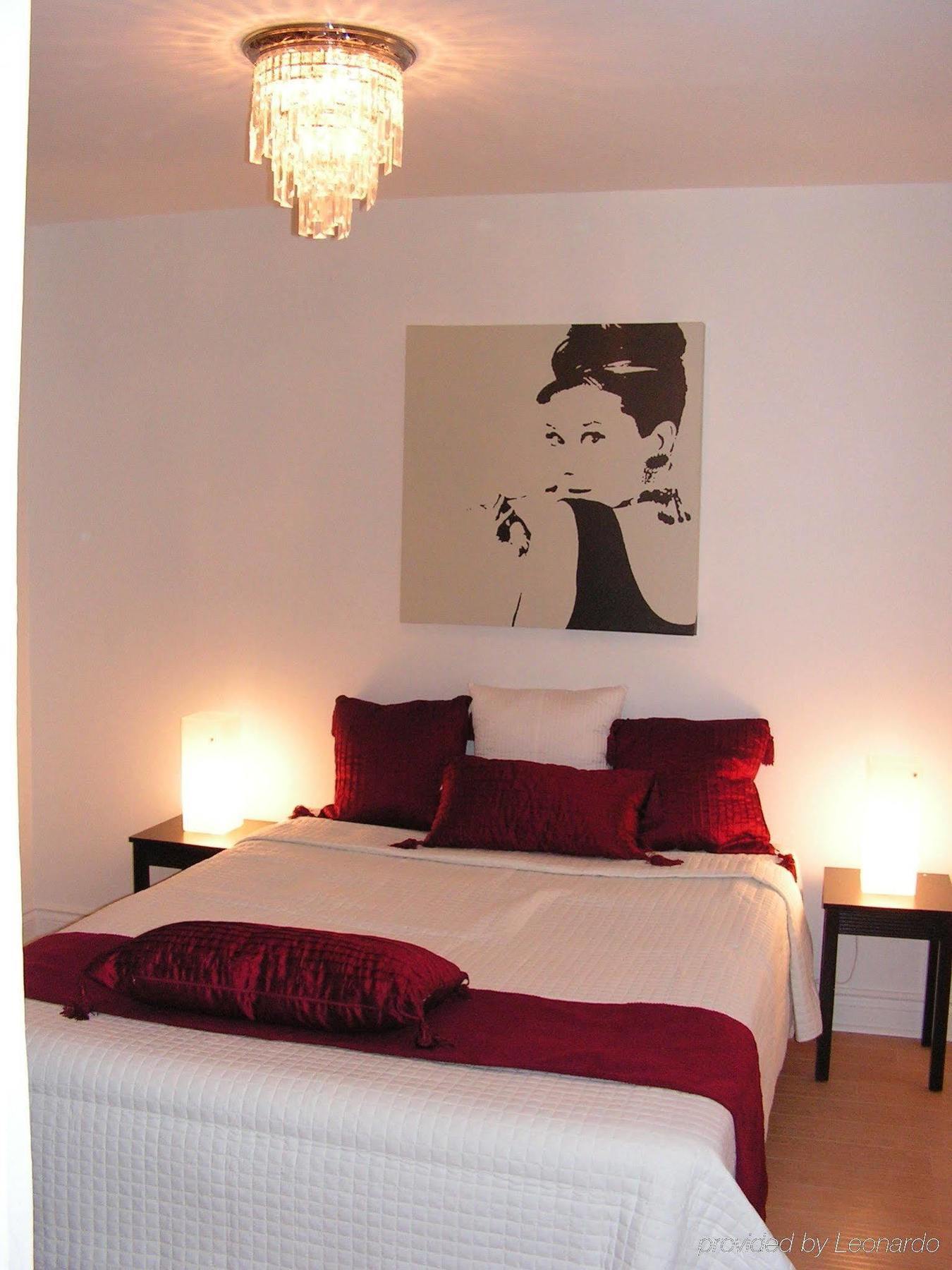 Celebrities Hotel Montreal Room photo