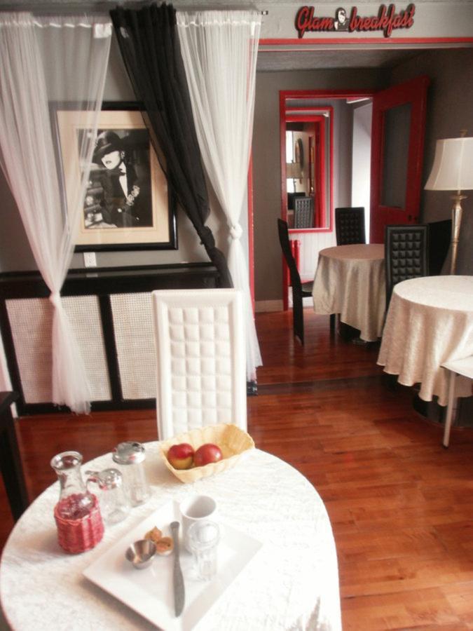 Celebrities Hotel Montreal Room photo