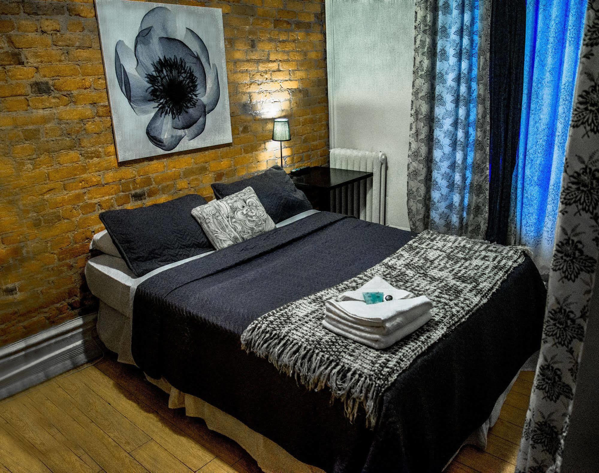 Celebrities Hotel Montreal Exterior photo